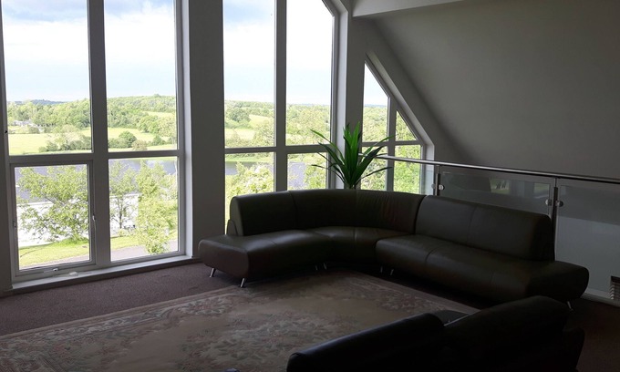 Belturbet House | 3 Bed-Hot Tub-River View-Pet Friendly