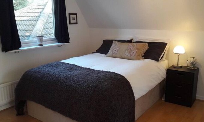 Coombe Hill House | 3 Bed House - Sleeps 5 - Sauna - Garden - Gym