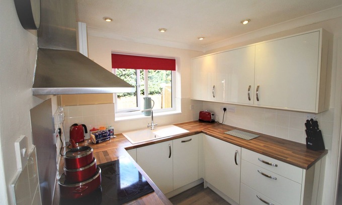 Thorne House | 3 Bed House - Garden & Parking - Quiet Cul De Sac