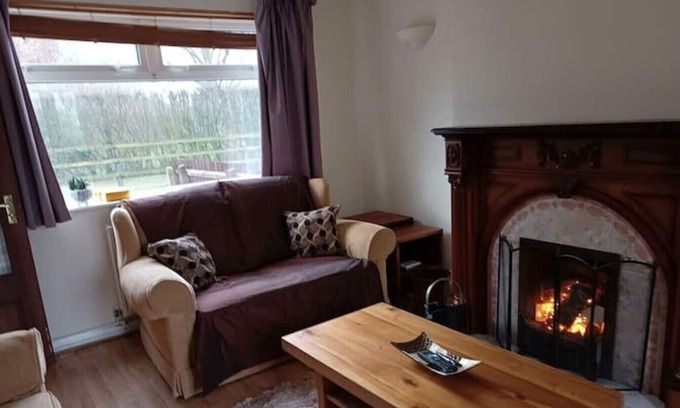 Spalding House | 3 bed house + hot tub in rural retreat. Pet friendly garden & ample parking.