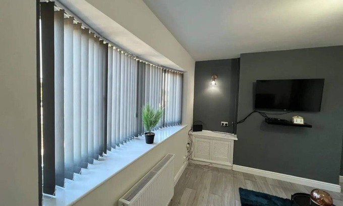 Stonnall House | 3 Bed House, off road parking near to BHX, NEC 15 min from City Centr