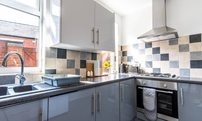 Newark House | 3 Bed House walking distance to Northgate Station