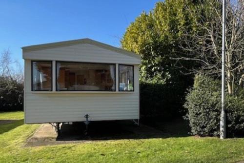 Caister-on-Sea Ski Chalet | 3-Bed Seaside Holiday Home & Parking