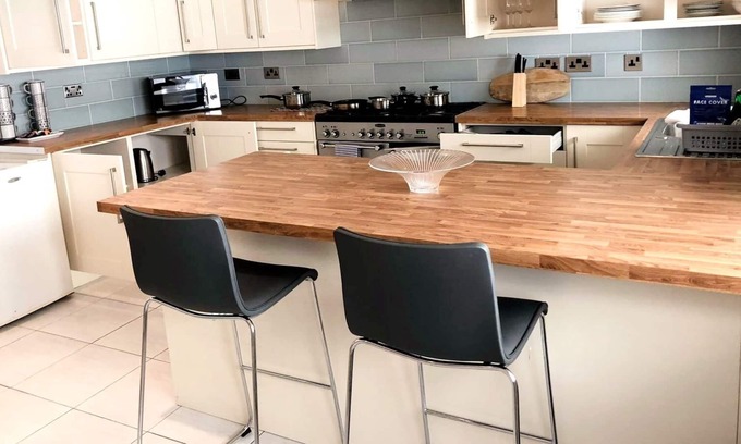 Bedford Apartment | 3-Bed Semi-Detached House, Wifi, Parking, Outdoor Space