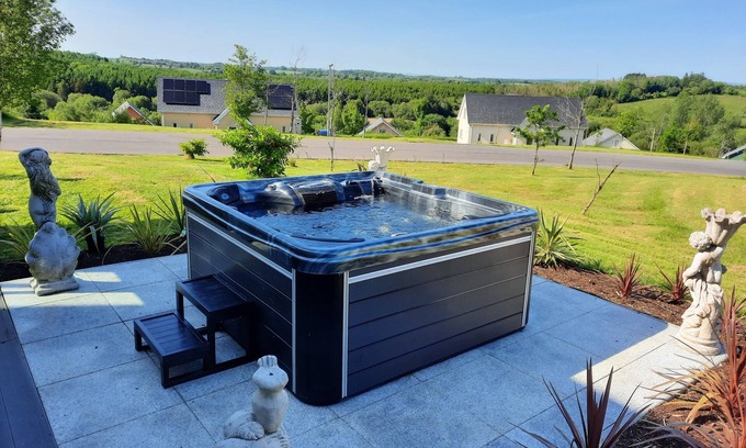 Belturbet House | 3 Bed-Sleeps 6-Pets-River View-Hot Tub