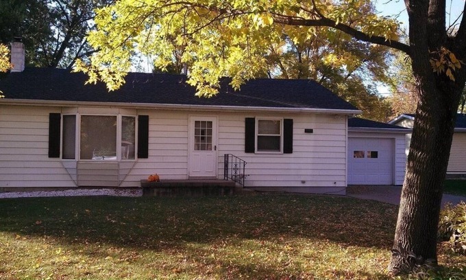 Bellevue House | 3 BEDROOM, 1 & 1/4 BATHS. WALKING DISTANCE TO MISSISSIPPI RIVER & COLE PARK