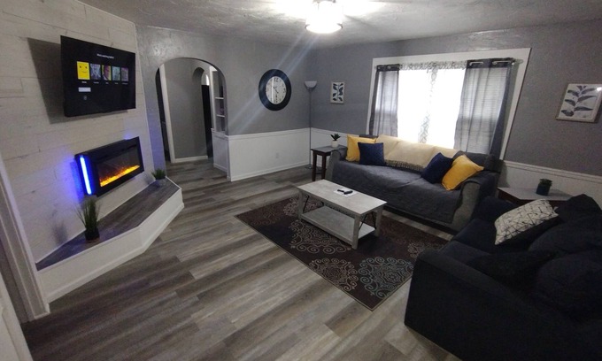 Terre Haute House | 3 bedroom 1 bath. less than a mile to Union Hospital