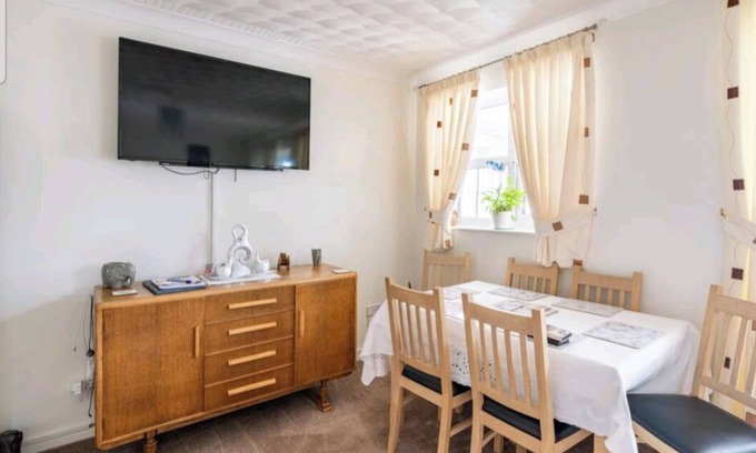 Wrexham House | 3 Bedroom - 1 Bathroom - Garden - Pet Friendly