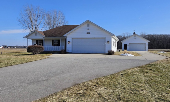 Birch Run Township House | 3 bedroom, 2.5 bath home, with 2 car garage, minutes from Frankenmuth.