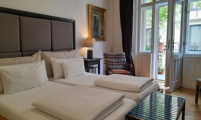 Terezvaros Apartment | 3 bedroom 2 bathroom balcony suite next Opera house n& private tours by owner