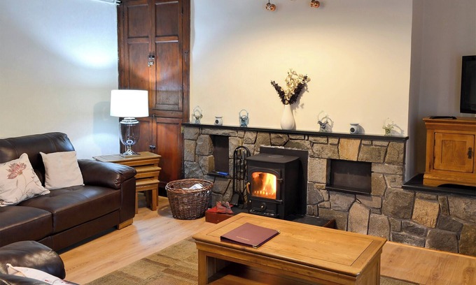 Llandwrog Cottage | 3 bedroom accommodation in Pontllyfni, near Caernarfon