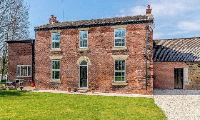 Pontefract Cottage | 3 bedroom accommodation in Featherstone, near Wakefield