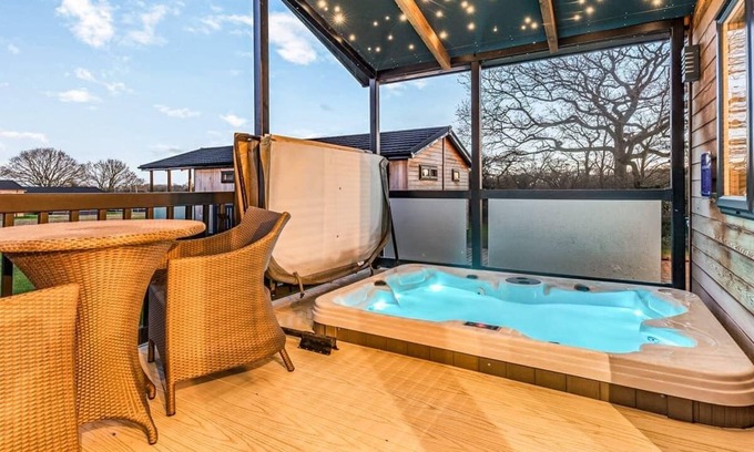 Saintbury Ski Chalet | 3 bedroom accommodation in Snitterfield, Stratford Upon Avon
