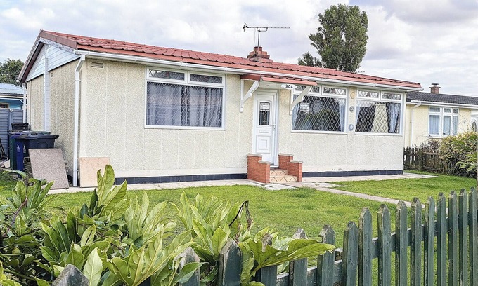 Grimsby Cottage | 3 bedroom accommodation in Humberston, near Grimsby