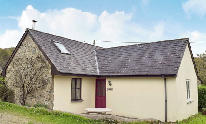 Newport Cottage | 3 bedroom accommodation in Fachongle Ganol, near Newport