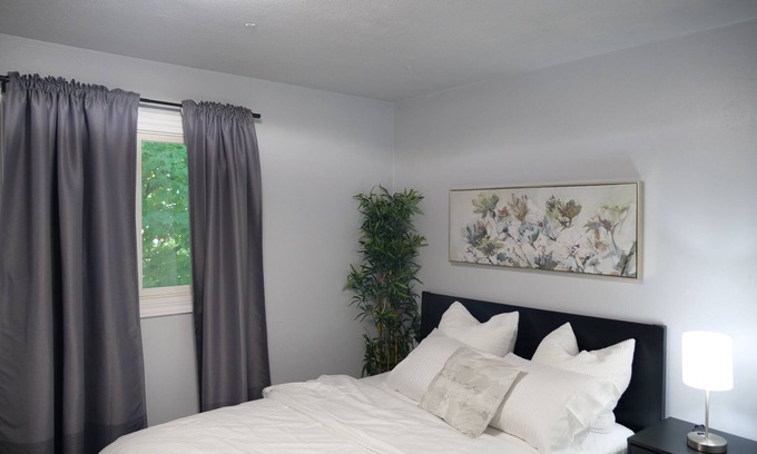 Amherstview Apartment | 3-bedroom apartment in Kingston
