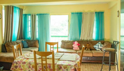 Kingstown Apartment | 3 Bedroom Apt in Clare Valley Breezy Hilltop Stay Near Beach - AC and Wifi