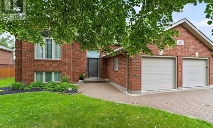 LaSalle House | 3 Bedroom basement unit with free parking and wifi