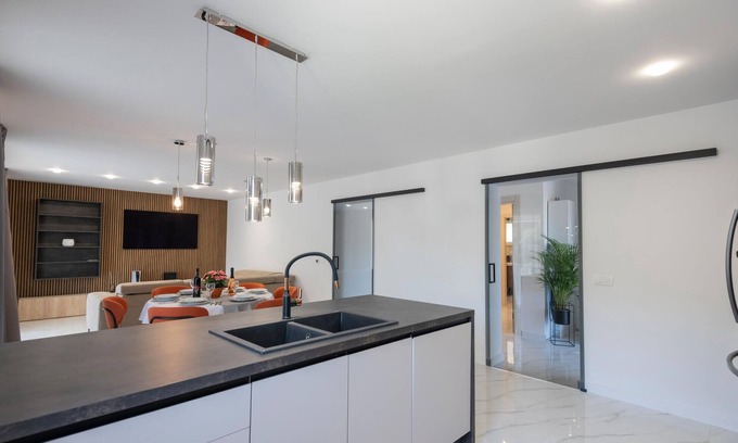Pucisca House | 3 bedroom beach front home in Pucisca