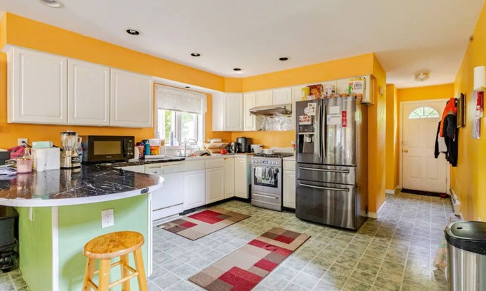 Taunton House | 3-bedroom building in charming Taunton with AC, WiFi. Enjoyable Jacuzzi Bathtub
