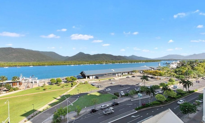 Cairns Central Business District Apartment | 3 BEDROOM CBD WATERFRONT LUXURY APARTMENT