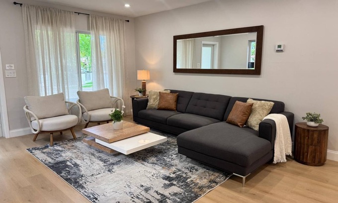 Hollywood Lakes House | 3-bedroom Cozy Retreat in Hollywood Lakes