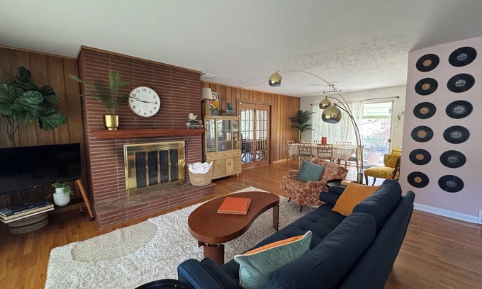 Skyway House | 3-bedroom family and Pet-friendly house located near the iconic Broadmoor Hotel