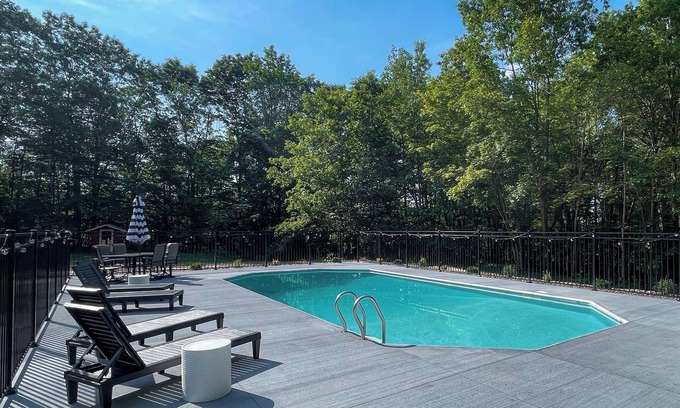 Fallentimber House | 3 Bedroom Family Home w/outdoor pool + hot tub