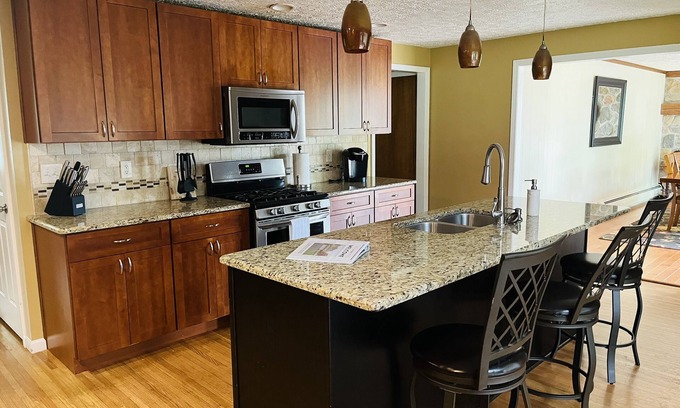 Spencerport House | 3 Bedroom High End House With Hot Tub Close To Erie Canal And Golf Courses
