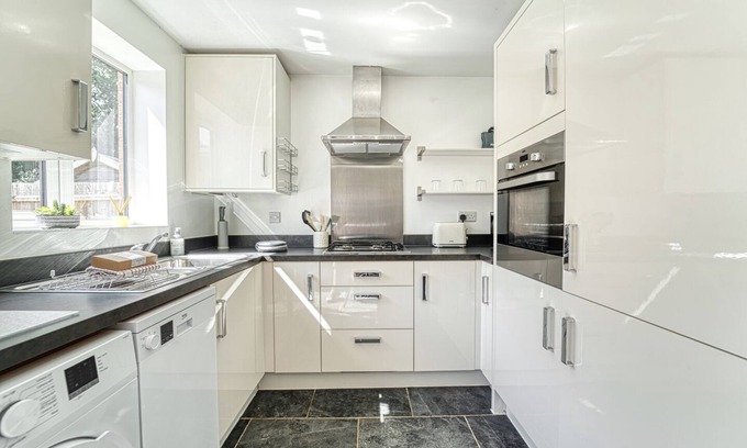 Worcester House | 3 Bedroom Home with Parking in Worcester