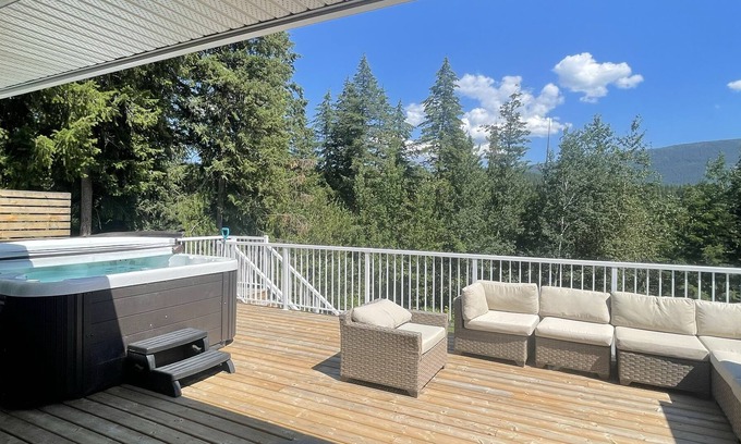 Blind Bay House | 3-Bedroom home with hot tub