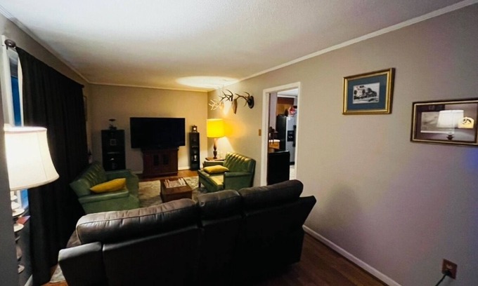 Ruffin House | 3-bedroom house in beautiful country setting with AC and WiFi.Gorgeous old oaks.