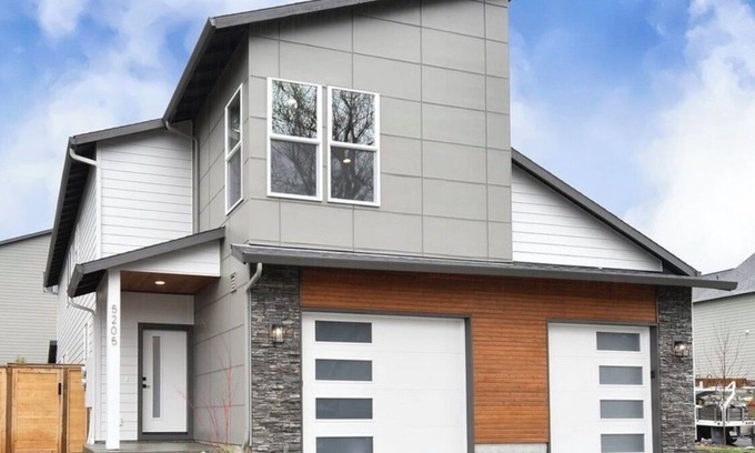 Minnehaha House | 3-bedroom house in brilliant Vancouver with WiFi, AC. Enjoyable stay guaranteed