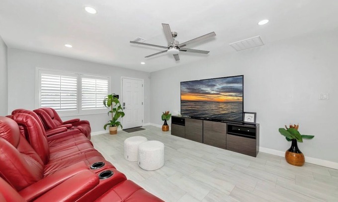 Bayshore Gardens House | 3-bedroom house in charming Bradenton minutes frm Sarasota and Bradenton beaches