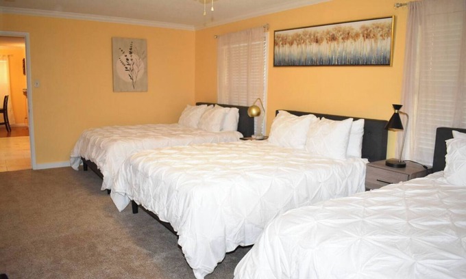 Midland House | 3-bedroom house in peaceful Midland with AC
