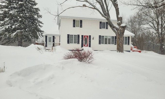 Ontonagon House | 3-bedroom house in superb Greenland right on the snowmobile trail.