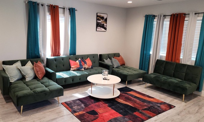 Los Angeles House | 3-bedroom House in brilliant LA, close to LAX, SOFI, HOLLYWOOD, and Downtown LA.