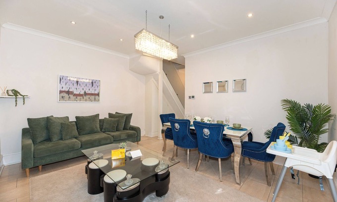 Loxford Apartment | 3 Bedroom House with Private Garden & FREE Parking in Ilford , East London