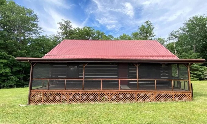 True Cabin | 3 bedroom Log Cabin on 11 acres 3 minutes from Pipestem Resort State Park