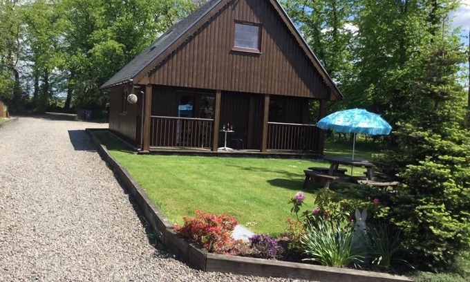 Tillicoultry Apartment | 3 bedroom luxury lodge in a countryside location with a private hot tub, large gardens and private p