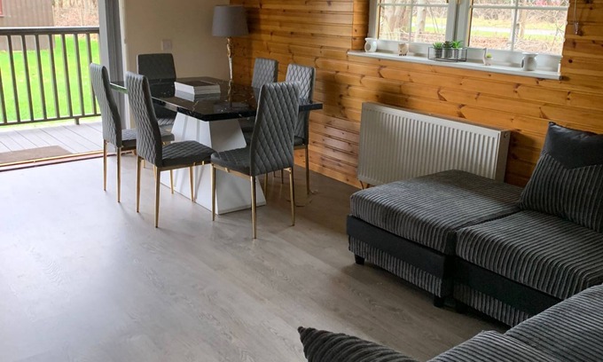 Tillicoultry Apartment | 3 bedroom luxury lodge with private hot tub
