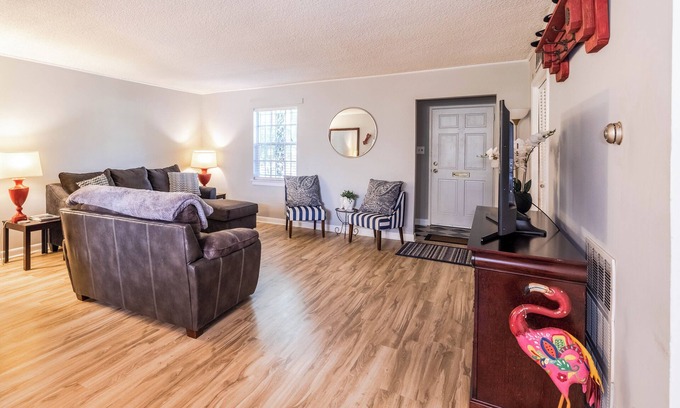 Forest Hills Apartment | 3-bedroom Masters Rental in Prime Location!
