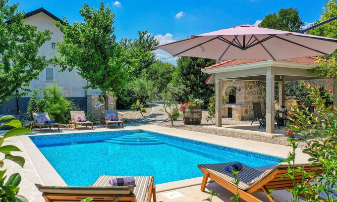 Prolozac House | 3 bedroom pet friendly home in Sumet