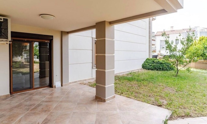 Kusadasi City Centre Apartment | 3-bedroom private garden apartment in amazing Kusadasi with WiFi, pool, AC