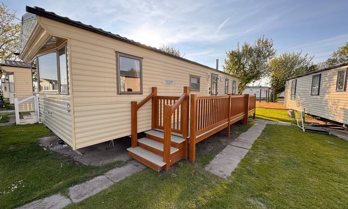 Towyn Ski Chalet | 3 bedroom, side gated decking, WiFi, pets welcome