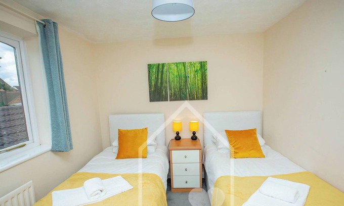 Corby House | 3 Bedroom town house Corby. Sleeps 6, WiFi, Free Parking