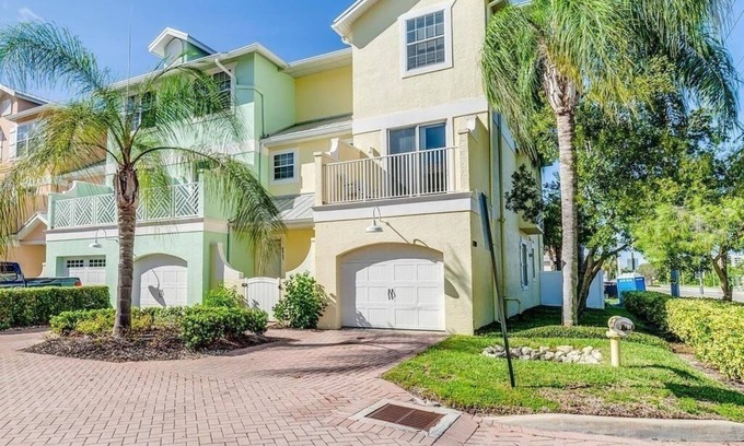 Sarasota House | 3-bedroom townhome, walk to the beach, family freindly