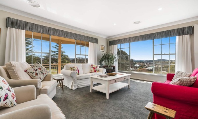 Molong House | 3 bedroom, two bathroom house fully equipped large kitchen, extensive lounge