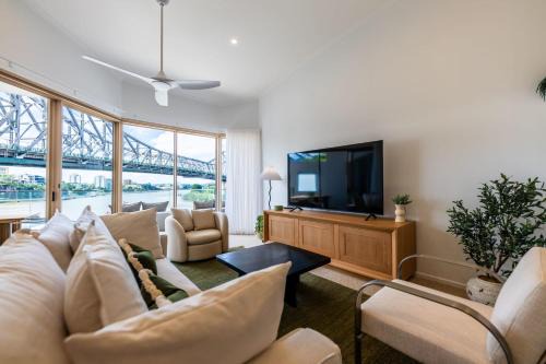 Brisbane Central Business District Apartment | 3 Bedrooms 2 Bathrooms apartment w parking & pool