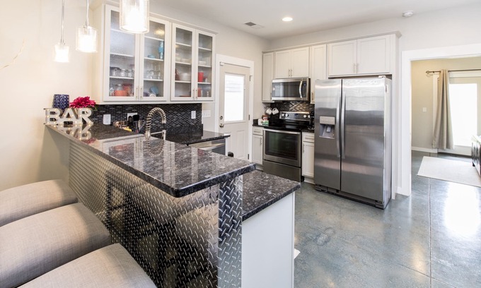 Talbot's Corner House | 3 BEDROOMS/3 BATHROOMS - ONLY 3 Miles to DWTN with VIEW!